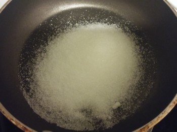 step1: 材料: 每枝三茶匙糖, 五分一茶匙烘焙梳打粉

糖受熱溶化熄火加泡打粉攪混,放在牛油紙壓扁攤凍即成。

注意: 糖溶化顏色不能太啡色,因為過火會有濃味。