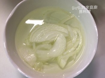 step3: 洋蔥切絲用冰開水冰鎮