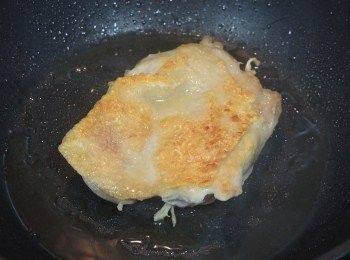 step4: <span class="group_2">照燒雞腿</span>做法：
無骨雞腿加入<span class="group_3">照燒汁</span>醃30分鐘。在鍋中燒熱少許油，放入雞腿煎至兩面金黃。