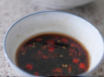 step2: 將所有<span class="group_2">調味料</span>，蔥花及指天椒拌勻