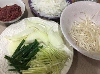 step3: 跟住將洋蔥切絲、韮黃同蔥切粗段、芽菜摘去尾部