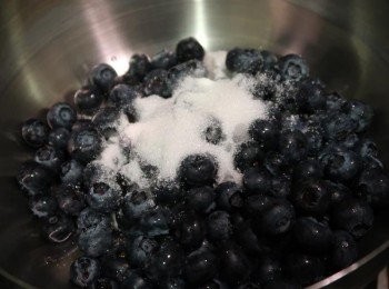 step1: 將藍莓加入少許細砂糖，煮至小滾備用。
