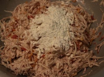 step5: 芋絲變軟後加入炒好的材料和生粉用手抓勻。