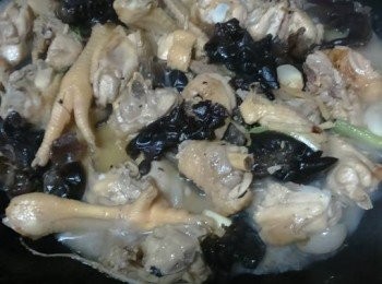 step8: 注入300ml滾水煮滾，加蓋中火燜5分鐘，間中打開蓋兜勻