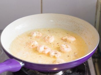 step4: 調到大火，加入白酒﹑檸檬汁﹑檸檬皮屑及直接刨入巴馬臣芝士後拌勻