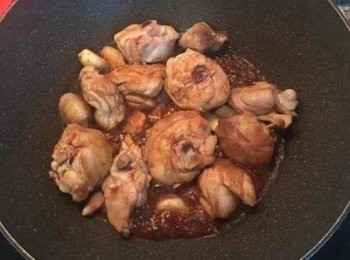 step5: 放入糖炒勻後加入醬油，將雞肉炒上色。