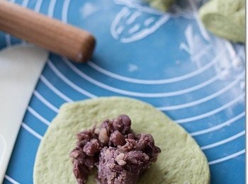 step5: 分成五等份,桿平將紅豆餡料放入後對摺捏緊、在面層界上五等份「中心位要預留大半吋」,
將黃糖加入同等份量溫水溶化,掃在麵糰中央、灑上黑/白芝麻