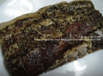 step8: (料理方法-步驟8.9) 取出已醃製好的鹹豬肉，先用清水洗淨表面<span class="group_2">醃料</span>，再用廚房紙巾擦乾表面水份，備用。