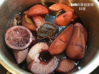 step4: 30分鐘後熄火，放入紅茶包泡30分鐘或是隔夜。

煮及浸泡西洋梨的過程中要翻動一下梨子，讓每個切面都可以均勻染上紅酒色。