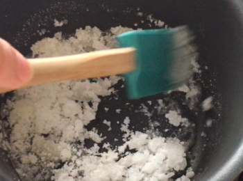 step11: <span class="group_3">海鹽焦糖醬</span>材料：
在深鍋加入細砂糖，以中火融化持續攪拌煮融。