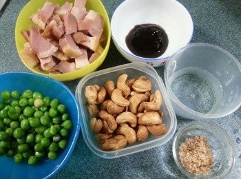 step2: 預備好各項材料:急凍鴨胸肉解凍洗淨後切粒,急凍青豆解凍洗淨