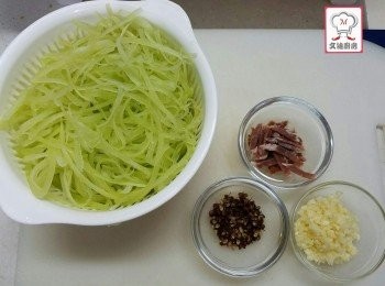 step1: 窩筍刨皮後， 刨絲
金華火腿切絲
蒜頭剁碎