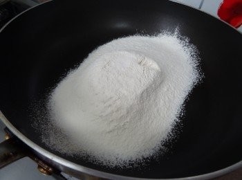 step1: 粉類直接在煎鍋上過篩,