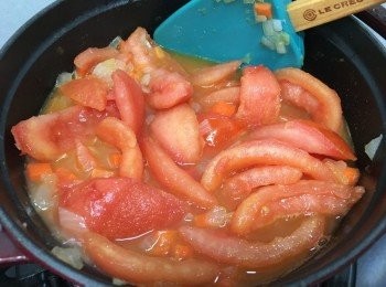 step9: 炒勻並加入雞湯, 煮至蕃茄軟身及開始溶, 期間可以加蓋細火煮5-10分鐘
