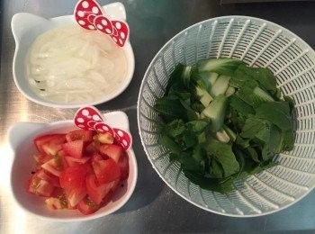 step3: 洋蔥切細絲泡冷水, 番茄切小塊, 青菜洗淨切小片