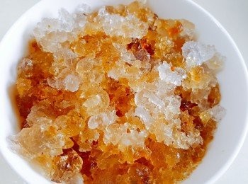 step3: 桃膠用水浸至發大，去除雜質，備用。