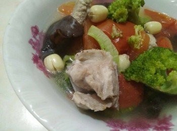 step3: 接著倒入水量800cc於鍋中，水滾煮後，依序放入澎湖排骨、蕃茄、木耳，轉小火煮軟嫩並蓋上鍋蓋，約滾煮約20-30分鐘，再翻鍋蓋看澎湖排骨是否有呈乳白色，是否有稍加軟嫩熟(注意不能汆燙過久)，