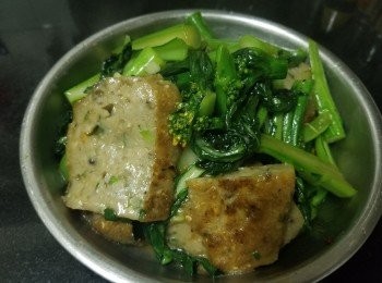 step6: 做法：

起油鑊大火爆香蒜頭，薑片放入菜芯，糖，雞粉或鹽，少少水蓋好煮約 1 分鐘，再將魚鬆回鑊，少少麻油生粉水埋芡，完成。