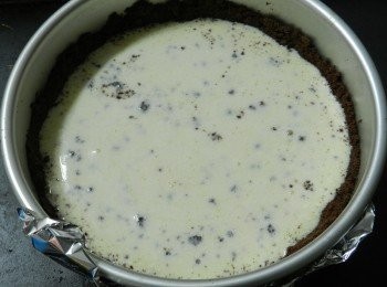 step7: 將攪拌好的乳酪倒入，烤35分