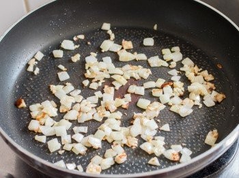 step6: 在另一個鍋中，以中火燒熱油，下洋蔥炒2分鐘後，下蒜頭多炒1分鐘。