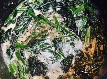 step4: 炒匀後加忌廉，煮滾後加鹽、黑椒和肉豆蔻粉調味。轉中至小火慢慢將忌廉煮至收汁、菠菜煮成茸。過程中要不時攪拌，確保菠菜沒有黏鍋或忌廉被煮乾。煮約15分鐘至忌廉剛剛足夠包裹著菠菜即成。