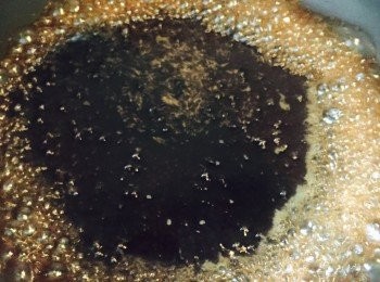 step3: 鑊中先放味醂及清酒，開火煮至滾，再煮約1分鐘讓酒精揮發。加入豉油及鰹魚汁，煮滾。