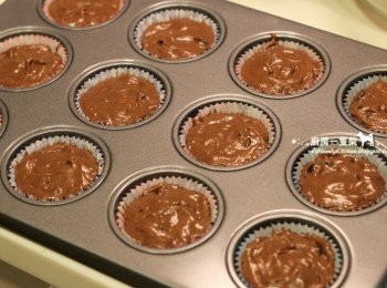 step6: 將麵糊平均舀入紙模中。