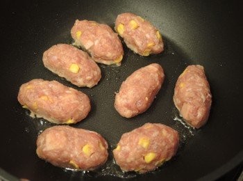 step7: 在鑊肉燒熱1湯匙油，放入肉丸，中火煎至兩面金黃色。