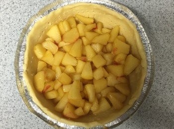 step4: 把[步驟4蘋果餡料]加到<span class="group_1">批皮</span>內。