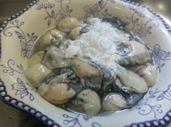 step1: 冼蠔仔方法： 蠔仔稍沖瀝去水份放大碗中，下數湯匙生粉撈勻，用手小心搓去蠔上及邊位汚洉再冲洗，