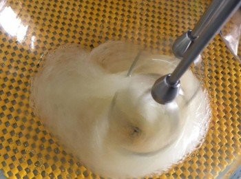step3: 蛋白加糖打起，分2次加入蛋黃糊內。