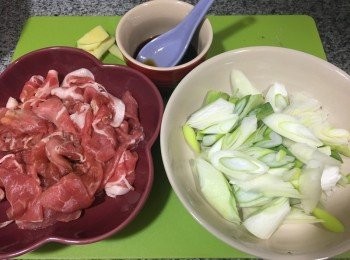 step1: 黑豚肉用手撕開分散, 方便略醃及炒散, 用鹽粷略醃, 京蔥沖洗後切段,<span class="group_2">汁料</span>撈均, 薑切片備用
