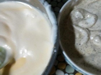 step8: 蛋白霜同樣均分為兩份，分別拌入蛋黃糊，即成雙色蛋糕糊(勿繞圈.需輕快拌勻)