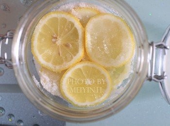step4: 先在密封瓶的底部鋪上一層白砂糖，然後一層檸檬片，檸檬片盡量不要重疊在一起，如此類推。