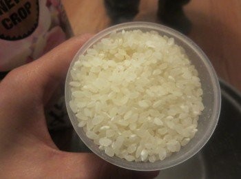 step1: 寿司米的选料
寿司常用的主要原料为寿司米日本粳米　，其特点是色泽白净，颗粒圆润，用它煮出的饭不仅弹性好，有嚼头，且具有较大的黏性。