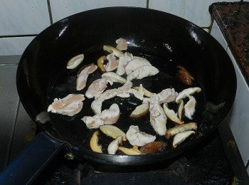 step2: 下<a href="https://bit.ly/3EZL8dD" target="_blank" data-keyword="雞胸" class="guide-link"><strong>雞胸</strong></a> <span style="display:inline-block;vertical-align:middle;margin-top:-3px;color:initial;border-radius:3px;padding:2px 3px;font-size:12px;line-height:14px;background:#87d300;color:#fff;">即買</span> 肉絲快炒