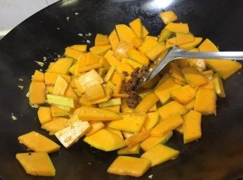 step2: 先燒熱油鑊, 加入一半蒜蓉爆香, 中大火加入南瓜快炒, 期間太乾身, 加少許水, 不要一次過加太多水, 逐少加, 讓南瓜吸收水份, 更入味香口, 炒約2-3分鐘後加入麵醬快炒勻, 加少許鹽及糖調味至軟身後先上碟備用