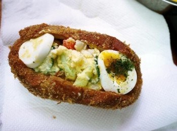 step5: 起鍋候用紙巾吸附多餘的油，剪開上方放上溏心蛋洋芋沙拉~開動!!