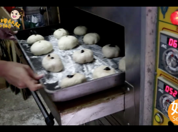 step8: 將發酵完成的麵團分塊，並包入適量紅肉李果醬收邊