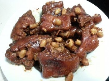 step11: 蓋上蓋水滾後轉小火炆1小時即可(中途炒一炒豬手及留意有沒有乾水)(如冰鮮豬手,時間就要炆更長才夠淋)