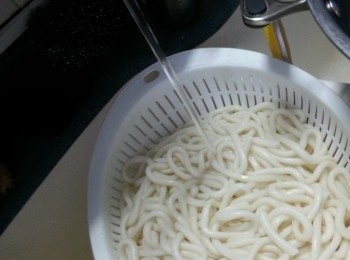 step4: 再將已經焗好的麵沖水過冷河
