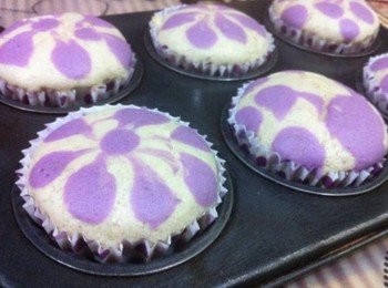 step5: 預熱烤箱170度，將盛有麵糊的杯子送進烤箱，在以150度烘烤25分鐘左右或至熟即可。