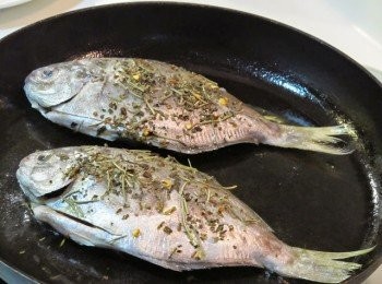 step3: 如果剛從冰箱取出靜置半小時，待冰度退卻到常溫再下鍋煎，才容易煎得內外同時皆熟。