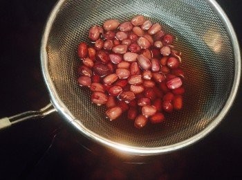 step1: 先做紅豆蓉。紅豆先用清水沖洗，然後與1.5公升水同用中大火加蓋煮半小時至軟身。撈起瀝乾，這樣可以去掉紅豆的豆青和苦澀味。