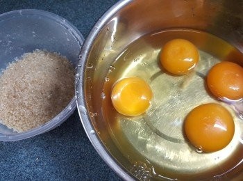 step1: 先將雞蛋4隻及砂糖35g用打蛋器打至砂糖溶解