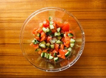step1: 將小黃瓜、蕃茄切丁，灑上鹽後醃製約15分鐘