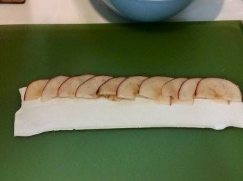 step2: 現成酥皮1開4, 取其中1小片排上蘋果片