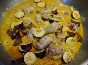 step4: *放入椰奶，雞肉，以及魚露稍微煮滾後即可上桌。