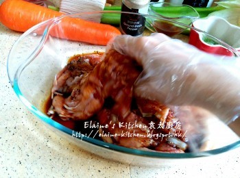 step2: 放入器皿內加入黑胡椒碎 , 酒及<span class="group_2">醃料</span>拌勻靜待30分鐘