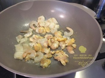 step4: 中火牛油開鑊，落海鮮煎煮至8-9成熟，上碟備用